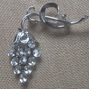 Trifari Alfred Phillipe Pat. 160,967   Dangle Grape Cluster Brooch 1950